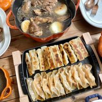 可能是肉餡餅、拉麵、火鍋和顯示的文字是「 STAUB 」的圖像