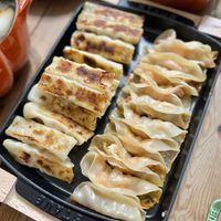 可能是肉餡餅和顯示的文字是「 ርም AN STAUB 」的圖像