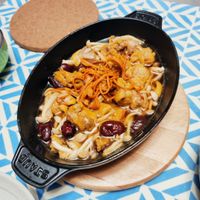 可能是火鍋、香菇、豆腐、麵、炒麵和文字的圖像