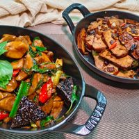 可能是快炒、豆腐、香菇和肉排的圖像