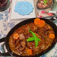 可能是肉排、燉小牛膝、火鍋和文字的圖像
