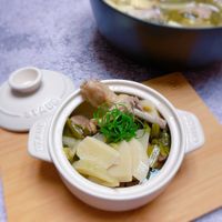 可能是‎火鍋和‎顯示的文字是「 ‎ST Sin STAUB 4UB ETAUE iV UB تمد SIAUS A‎ 」‎‎ 的圖像