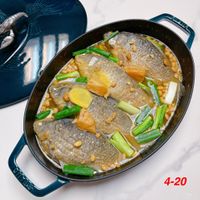 可能是豆腐、鯷魚、麵、火鍋和文字的圖像