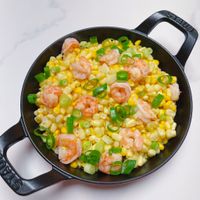 可能是豆煮玉米和蝦的圖像