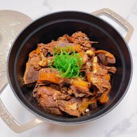 可能是火鍋、豆腐和燉小牛膝的圖像