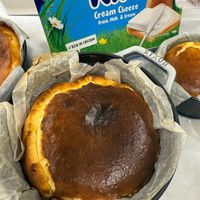 可能是戚風蛋糕和顯示的文字是「 IMPORTÉDE ሠህማርምም PORTÉ PORNCE FRANCE DE RANCE Kiri Cheese Cream Fresh Milk & CTEAM RICH CH IN CALCIUM 23Portions 2aPortions4328 432g STAUB STAUD STAUB 」的圖像