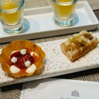 可能是水果塔和顯示的文字是「 hotel hotelroyal Γογ 老爺酒店集團」的圖像