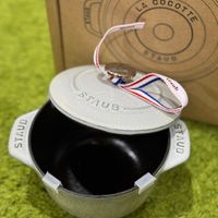 可能是顯示的文字是「 nи LA COCOTTE staub STAUB STAUD STAUD STAUD 」的圖像