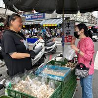 可能是 3 個人和文字的圖像