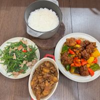可能是豆腐、燉小牛膝和快炒的圖像
