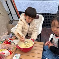 可能是 2 個人和大家在露營的圖像