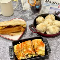 可能是半圓形餡餅、港式點心、肉餡餅和文字的圖像