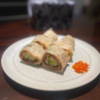 可能是壽司和墨西哥捲餅的圖像