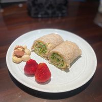 可能是墨西哥捲餅和壽司的圖像