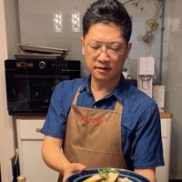 可能是 1 人、義大利麵、火鍋、豆腐、炒麵、粥和顯示的文字是「 1 直播料理解鎖 播料理解鎖尾牙終極大獎 尾牙終極大獎 PSTAUR 」的圖像