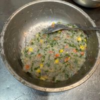 可能是粥、豆煮玉米和水波蛋的圖像