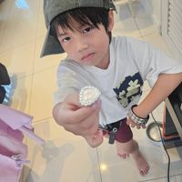 可能是 1 人、小孩和帽子的圖像