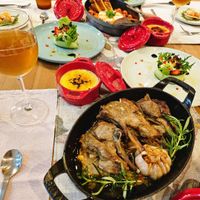 可能是西班牙大鍋飯、燉小牛膝、肉排和文字的圖像