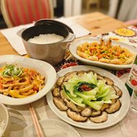 可能是麵、香菇、火鍋、豆腐和文字的圖像