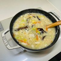 可能是粥、豆腐、香菇、麵和顯示的文字是「 STAUB S STAUB RLE 」的圖像
