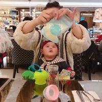 可能是 2 個人和嬰兒的圖像