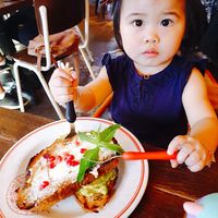可能是 2 個人、嬰兒和法式吐司的圖像