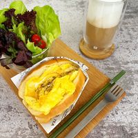 可能是歐姆蛋、肉餡餅、法式長棍麵包、舒芙蕾和文字的圖像