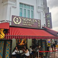 可能是 8 個人和顯示的文字是「 ကမ SONG SONGFA肉 bakkut SONGFA SON 小茶 安安 茶 bak FA 肉 肉 kut kutteh teh SINCE 骨 骨 1969 茶 حجت 」 的圖像