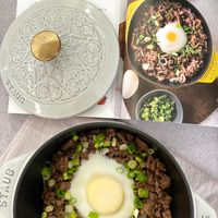 可能是蛋黃、炒飯、水波蛋和文字的圖像