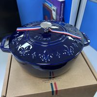 可能是‎慢燉鍋和‎顯示的文字是「 ‎S 艺 ( אווגמ FABRIQUEENFRAN FABRIQUE FRANCE MADE MADEINFRANCE IN FRANCE‎ 」‎‎ 的圖像