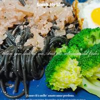 可能是蛋黃、義大利麵和文字的圖像