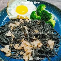 可能是義大利麵、蛋黃和文字的圖像