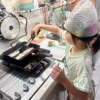 可能是 1 人、鬆餅機和文字的圖像