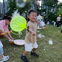 可能是 9 個人和小孩的圖像