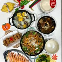 可能是麵、拉麵、粥、炒麵、豆腐、火鍋和文字的圖像