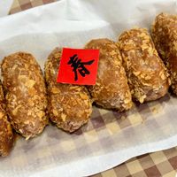 可能是法式長棍麵包、炸丸子、巴布卡麵包、黑麥麵包和文字的圖像