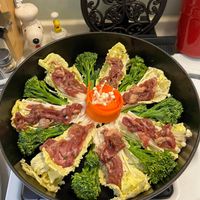 可能是燉小牛膝和肉排的圖像