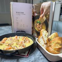 可能是法式長棍麵包、肉餡餅、蝦和文字的圖像