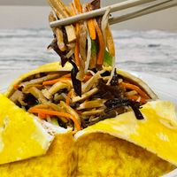 可能是炒麵、拉麵、麵、香菇和豆腐的圖像