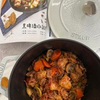 可能是香菇、燉小牛膝和文字的圖像
