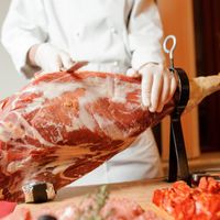 可能是 1 人和肉排的圖像