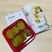 可能是椰子馬卡龍、燕麥餅乾、蛋糕和文字的圖像
