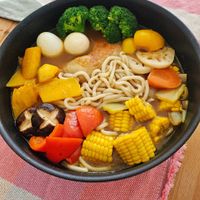 可能是水波蛋、拉麵、豆腐和文字的圖像