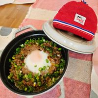 可能是炒飯、水波蛋和文字的圖像
