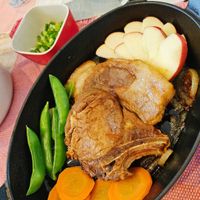 可能是燉小牛膝、肉排和文字的圖像