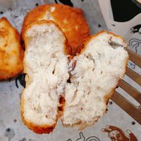 可能是炸丸子和甜點的圖像