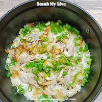 可能是麵、炒飯、粥、西班牙大鍋飯、印度香料飯和文字的圖像