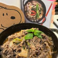 可能是麵、肉排和文字的圖像