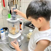 可能是 1 人、泡茶器、研磨機和文字的圖像