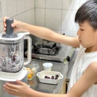 可能是 1 人、泡茶器和研磨機的圖像
